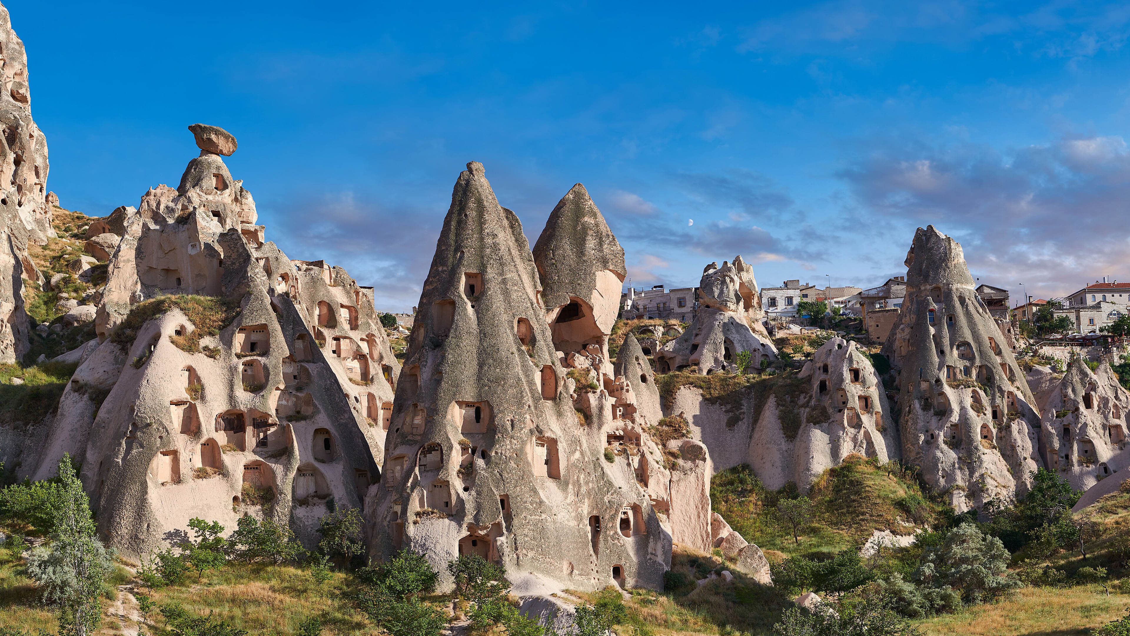 Read more about the article Cave city houses in the rock formations, Uchisar, near Goreme, Cappadocia, Nevsehir, Turkey