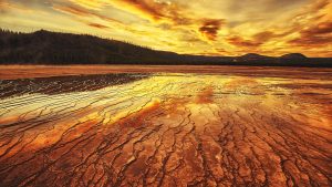 Read more about the article Sunset at Grand Prismatic Spring in Yellowstone National Park, Wyoming, USA