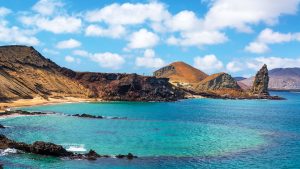 Read more about the article Underwater crater and Pinnacle Rock, Bartolomé Island, Galápagos, Ecuador