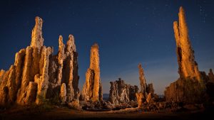 Read more about the article Tufa rock formation at Mono Lake at night with stars in the sky, California, USA