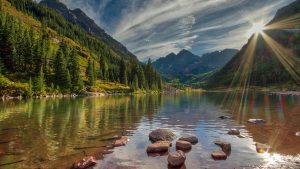 Read more about the article Summer sunset over Maroon Lake and the Maroon Bells, Colorado, USA