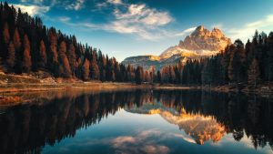 Read more about the article Three Peaks of Lavaredo reflected in Lago Antorno lake in autumn, Belluno, Veneto, Italy