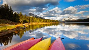 Read more about the article Colorful canoes on Maligne Lake, Jasper National Park, Alberta, Canada