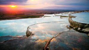 Read more about the article Layers of travertines form terraces of carbonate minerals, Pamukkale hot springs, Turkey