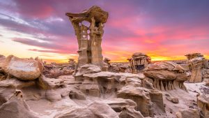 Read more about the article Alien Throne after sunset, Bisti/De-Na-Zin Wilderness, Valley of Dreams, New Mexico, USA
