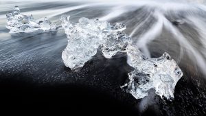 Read more about the article Ice fragments on Diamond Beach, Jökulsárlón Black Beach in Iceland