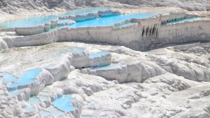 Read more about the article White mineral terraces in Pamukkale, Denizli, Turkey