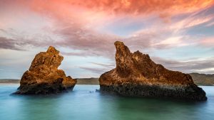 Read more about the article Sunrise with two rocks near Cayo Levantado island, Samaná Bay, Dominican Republic