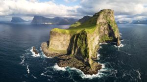 Read more about the article View of cliffs above the ocean and Kallur lighthouse, Kalsoy island, Faroe Islands