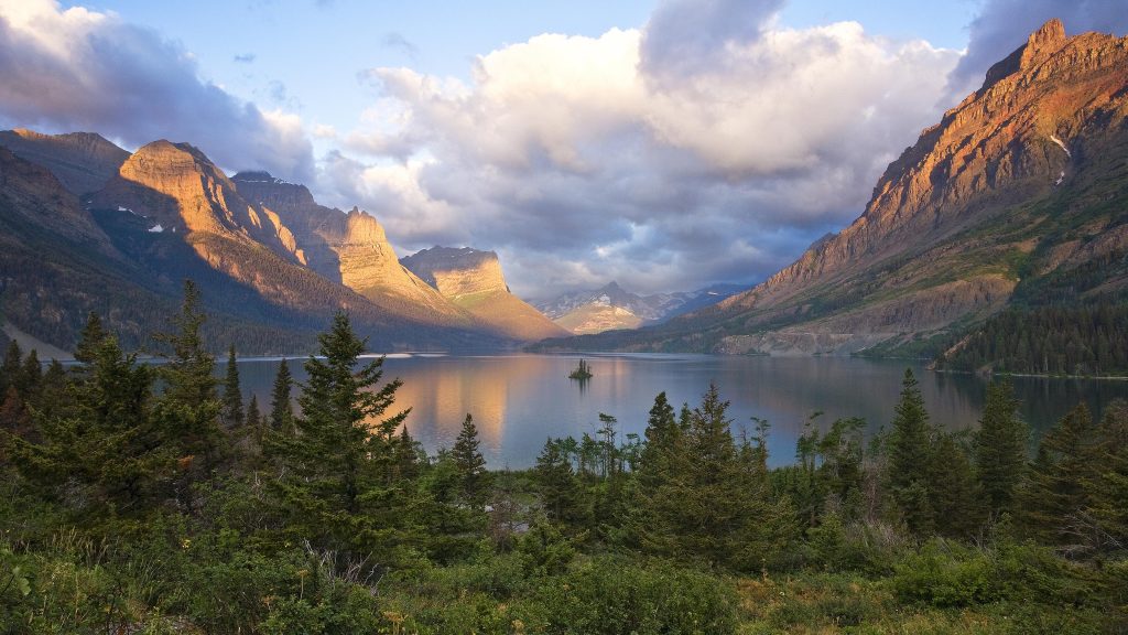 Goose Island sunrise on Saint Mary Lake, Glacier National Park, Montana, USA