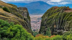 Read more about the article Tourist village of Kalambaka and rock complex of Meteora, Thessaly, Greece