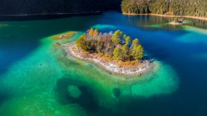 Read more about the article Ludwig Island in Lake Eibsee in autumn, Werdenfelser Land, Upper Bavaria, Germany