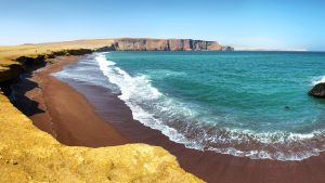 Read more about the article Coast and red sand beach of Paracas National Reserve in Peru