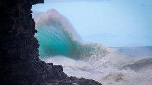 Read more about the article Waves crashing at Hanakāpī’ai Beach, Kauai, Hawaii, USA