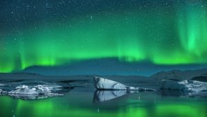 Read more about the article Northern lights over Jökulsárlón Glacier Lagoon in southern Iceland at a starry night